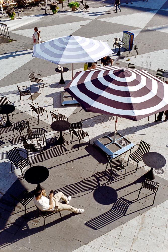 A top down view of an outdoor cafe on Sergels torg.
